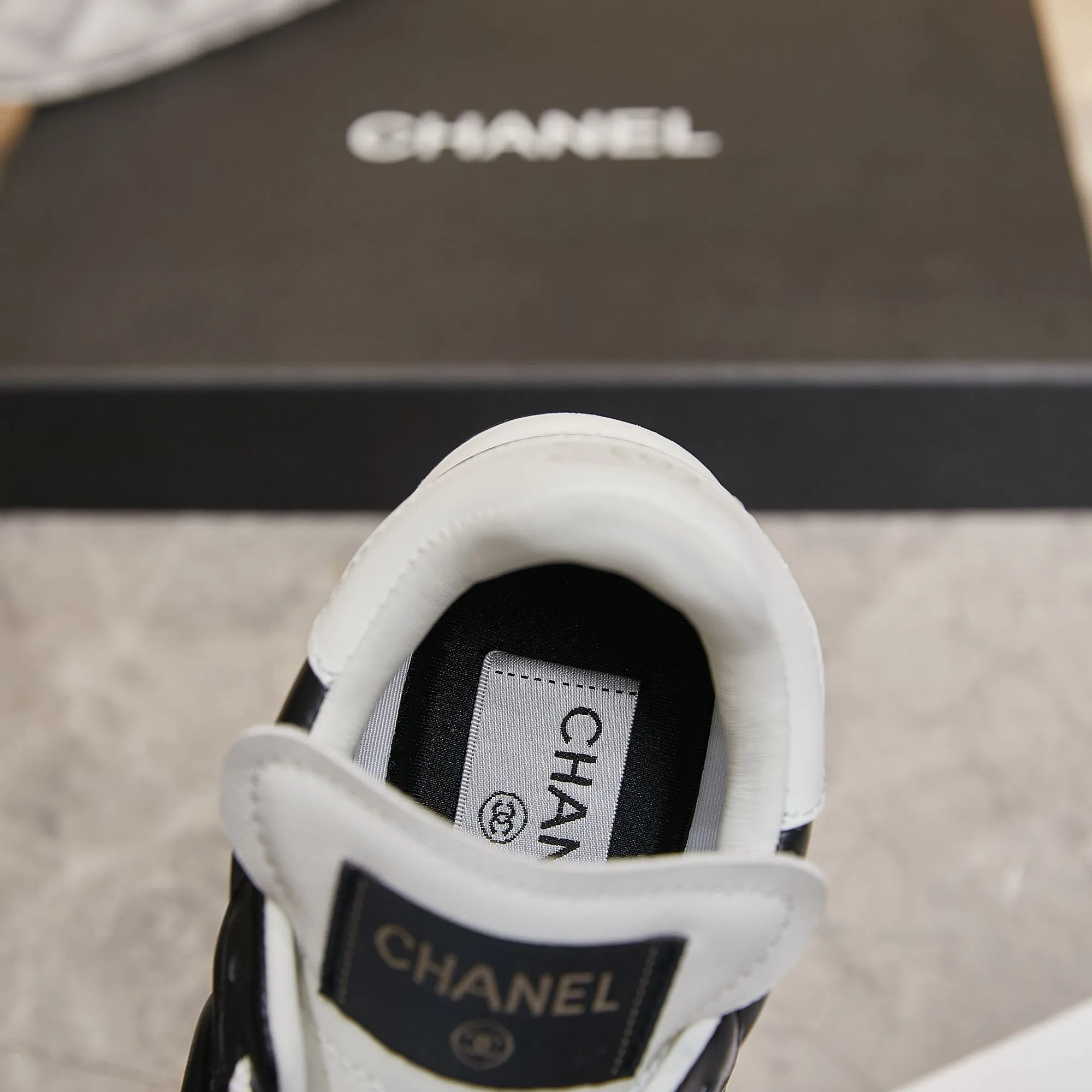 👟👟Ex-factory price 560👟👟 Chanel Chanel - 2024 counter top casual sports shoes This classic design; the upper is electro-embroidered with a variety of techniques; the outsole is fashionable and sporty; it is unusual to incorporate a variety of color matching elements... The diversified mix and match is very beautiful and versatile, casual, fashionable, sports and outdoor can be taken into account... ꫛꫀꪝ Go➫ Material: ❶Upper is made of: Original imported mixed-breed sheep ❷Inside made of: original imported breathable sheepskin ❸Outsole based on: original TPU outsole Full set of boutique packaging for women 35–41
